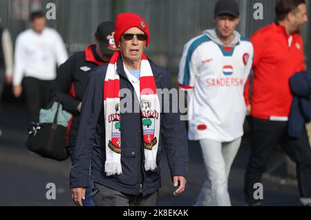 Southampton, Großbritannien. 23. Oktober 2022. Southampton-Fans treffen vor dem Premier League-Spiel im St. Mary's Stadium in Southampton ein. Bildnachweis sollte lauten: Paul Terry/Sportimage Kredit: Sportimage/Alamy Live News Stockfoto