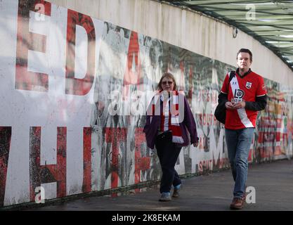 Southampton, Großbritannien. 23. Oktober 2022. Southampton-Fans treffen vor dem Premier League-Spiel im St. Mary's Stadium in Southampton ein. Bildnachweis sollte lauten: Paul Terry/Sportimage Kredit: Sportimage/Alamy Live News Stockfoto