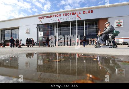 Southampton, Großbritannien. 23. Oktober 2022. Eine allgemeine Ansicht des Stadions, wenn die Fans vor dem Premier League-Spiel im St. Mary's Stadium, Southampton, ankommen. Bildnachweis sollte lauten: Paul Terry/Sportimage Kredit: Sportimage/Alamy Live News Stockfoto