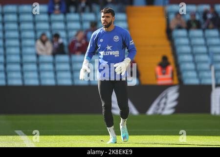 David Raya #1 von Brentford wärmt sich vor dem Premier League-Spiel Aston Villa vs Brentford in Villa Park, Birmingham, Großbritannien, 23.. Oktober 2022 (Foto von Gareth Evans/News Images) in Birmingham, Großbritannien am 10/23/2022. (Foto von Gareth Evans/News Images/Sipa USA) Stockfoto