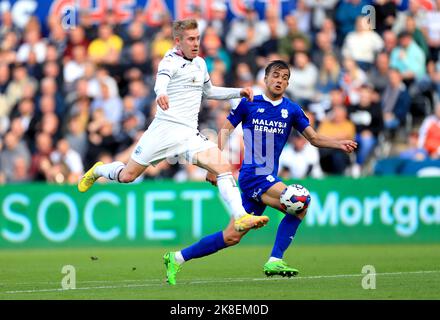 Ollie Cooper von Swansea City (links) und Tom Sang von Cardiff City kämpfen während des Sky Bet Championship-Spiels im Swansea.com Stadium in Swansea um den Ball. Bilddatum: Sonntag, 23. Oktober 2022. Stockfoto