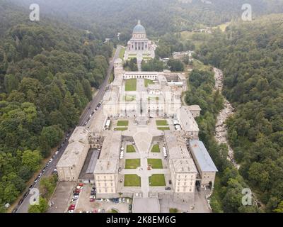 Drohnenansicht am heiligen Ort von Oropa auf Italien Stockfoto