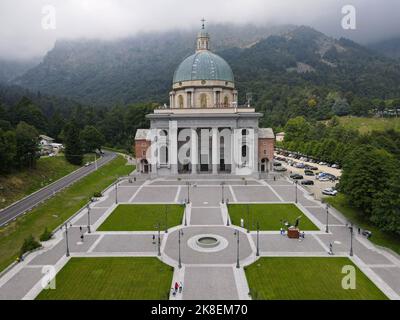 Drohnenansicht am heiligen Ort von Oropa auf Italien Stockfoto