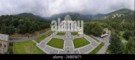 Drohnenansicht am heiligen Ort von Oropa auf Italien Stockfoto