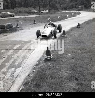 1962, historisch, ein einsitziger Rennwagen auf der schmalen Rennstrecke, die umfahrende Straße bei Finmere Aerodome, einem stillstehenden RAF-Flugplatz in der Nähe von Buckingham, England, Großbritannien, wo Geoff Clarke's Motor Racing Stables beheimatet ist. Die 1.000-ccm-Einsitzer der Rennschule waren Formel-Junior-Coopers mit Heckmotor. Stockfoto