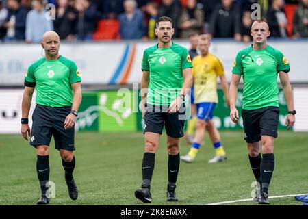 LEEUWARDEN, NIEDERLANDE - OKTOBER 23: Schiedsrichter-Assistent Thomas Krijt, Schiedsrichter Jochem Kamphuis, Schiedsrichter-Assistent Don FrijnSchiedsrichter-Assistent Thomas Krijt, Schiedsrichter-Assistent Don Frijn während des niederländischen Eredivisie-Spiels zwischen SC Cambuur und FC Twente am 23. Oktober 2022 in Leeuwarden, Niederlande (Foto von Andre Weening/ Orange Picles) Stockfoto