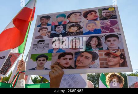 Ein Protestler hält während der Demonstration ein Plakat. Nach dem Tod von Mahsa Amini, einer iranischen Frau kurdischer Herkunft, die von der berüchtigten "Moralpolizei" des Landes wegen eines angeblichen Verstoßes gegen die strenge Kleiderordnung der islamischen republik für Frauen verhaftet wurde, sind landesweite Proteste im Iran ausgebrochen. Sie starb drei Tage, nachdem sie nach ihrer Verhaftung am 16. September ins Koma fiel. Junge Frauen haben die Anklage angeführt, ihre Kopftücher entfernt, regierungsfeindliche Parolen gesungen und die Sicherheitskräfte auf den Straßen konfrontiert, trotz eines harten Vorgehens, das nach Meinung von Menschenrechtsgruppen mindestens 122 p getötet hat Stockfoto