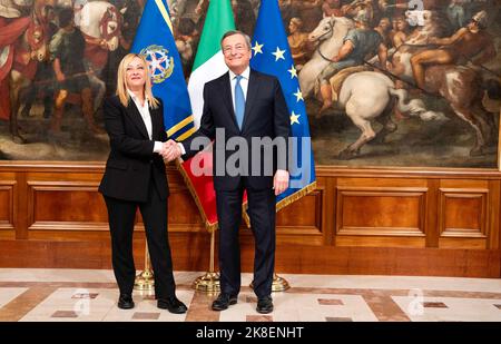 Italiens neue Premierministerin Giorgia Meloni und der scheidende Premierminister Mario Draghi nehmen am 23. Oktober 2022 an der Glockenübergabe des Kabinetts im Palazzo Chigi in Rom, Italien, Teil. Foto: ABACAPRESS.COM Stockfoto