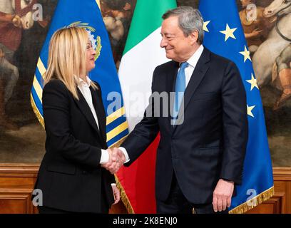 Italiens neue Premierministerin Giorgia Meloni und der scheidende Premierminister Mario Draghi nehmen am 23. Oktober 2022 an der Glockenübergabe des Kabinetts im Palazzo Chigi in Rom, Italien, Teil. Foto: ABACAPRESS.COM Stockfoto