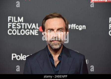 Köln, Deutschland. 21. Oktober 2022. Schauspieler Alexander Jovanovic kommt zur Vorführung des Films „Souls“ beim Filmfestival Köln 32. (ehemals: Cologne Conference) 2022, einem internationalen Filmfestival.Quelle: Horst Galuschka/dpa/Horst Galuschka dpa/Alamy Live News Stockfoto