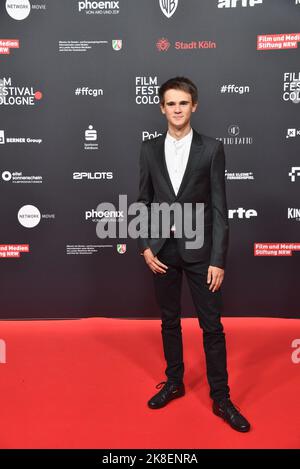 Köln, Deutschland. 21. Oktober 2022. Schauspieler Aaron Kissiov kommt zur Vorführung des Films „Souls“ beim Filmfestival Köln 32. (ehemals: Cologne Conference) 2022, einem internationalen Filmfestival.Quelle: Horst Galuschka/dpa/Horst Galuschka dpa/Alamy Live News Stockfoto