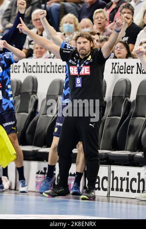 Kiel, Deutschland. 23. Oktober 2022. Handball: Bundesliga, THW Kiel - Rhein-Neckar Löwen, Matchday 8, Wunderino Arena. Trainer Sebastian Hinze vom Rhein-Neckar Löwen Prost. Quelle: Frank Molter/dpa/Alamy Live News Stockfoto