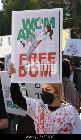 Ein Protestler hält während der Demonstration ein Plakat. Nach dem Tod von Mahsa Amini, einer iranischen Frau kurdischer Herkunft, die von der berüchtigten "Moralpolizei" des Landes wegen eines angeblichen Verstoßes gegen die strenge Kleiderordnung der islamischen republik für Frauen verhaftet wurde, sind landesweite Proteste im Iran ausgebrochen. Sie starb drei Tage, nachdem sie nach ihrer Verhaftung am 16. September ins Koma fiel. Junge Frauen haben die Anklage angeführt, ihre Kopftücher entfernt, regierungsfeindliche Parolen gesungen und die Sicherheitskräfte auf den Straßen konfrontiert, trotz eines harten Vorgehens, das nach Meinung von Menschenrechtsgruppen mindestens 122 p getötet hat Stockfoto