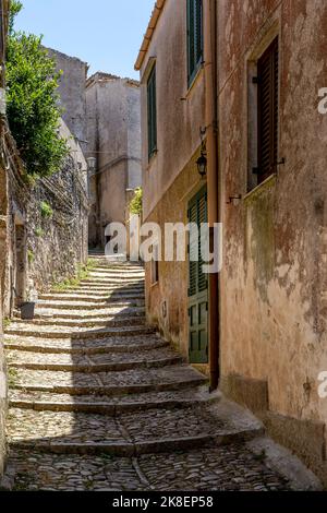 Erice, Sizilien, Italien - 10. Juli 2020: Sizilianische Souvenirs. Alte, typische enge und gepflastertes Straße in Erice, Sizilien, Italien Stockfoto