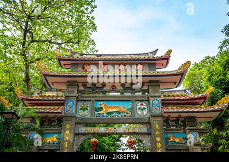 Eingang zur HAW Par Villa oder zum Tiger Balm Garden. In diesem Park finden Sie Statuen und Dioramen aus der chinesischen Mythologie, Folklore, Legenden und Geschichte. Stockfoto