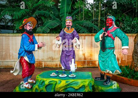Statuen chinesischer Helden versprechen Bruderschaft im Peach Garden im Haw Par Villa Theme Park. Stockfoto