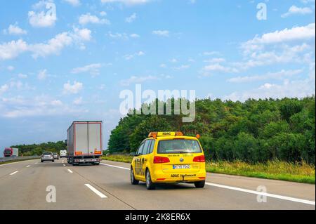 Autobahn 10, Deutschland - 23. September 2021: Einsatzfahrzeug eines deutschen Automobilclubs auf einer Autobahn. Stockfoto