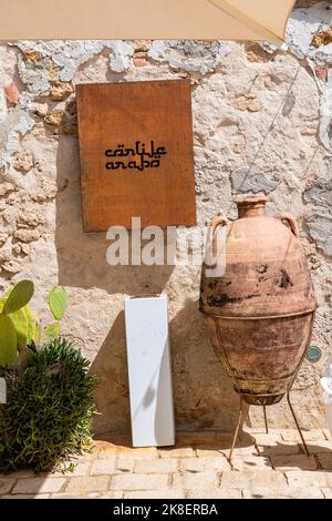 Ein Restaurant Zeichen in arabischer Sprache im historischen Dorf Marzamemi, Syrakus, Sizilien im Hochsommer Stockfoto