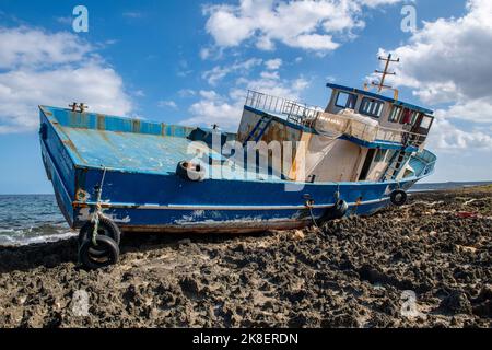 Ein Strandfischerboot, das Berichten zufolge zur Überführung von Migranten an die sizilianische Küste in der Nähe eingesetzt wurde Stockfoto