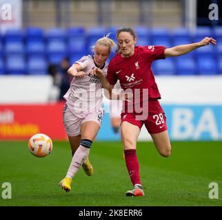 Liverpool, Großbritannien. 23. Oktober 2022. Liverpool, England, Oktober 23. 2022: Megan Campbell (28 Liverpool) und Beth Mead (9 Arsenal) kämpfen während des Barclays Womens Super League Fußballspiels zwischen Liverpool und Arsenal im Prenton Park in Liverpool, England, um den Ball. (James Whitehead/SPP) Quelle: SPP Sport Press Foto. /Alamy Live News Stockfoto