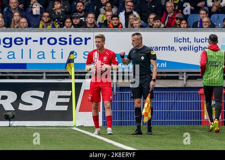 LEEUWARDEN, NIEDERLANDE - 23. OKTOBER: Gijs Smal vom FC Twente, stellvertretender Schiedsrichter Don Frijn beim niederländischen Eredivisie-Spiel zwischen SC Cambuur und FC Twente am 23. Oktober 2022 im Cambuur Stadion in Leeuwarden, Niederlande (Foto: Andre Weening/ Orange Picles) Stockfoto