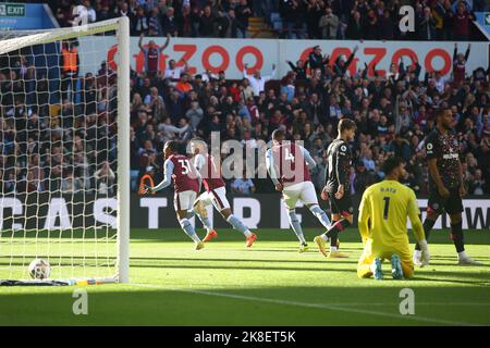 Birmingham, Großbritannien. 22. Oktober 2022. TOR 1-0 - Leon Bailey von Aston Villa (31) punktet und feiert während des Premier League-Spiels zwischen Aston Villa und Brentford am 23. Oktober 2022 in Villa Park, Birmingham, England. Foto von Mick Haynes. Nur zur redaktionellen Verwendung, Lizenz für kommerzielle Nutzung erforderlich. Keine Verwendung bei Wetten, Spielen oder Veröffentlichungen einzelner Clubs/Vereine/Spieler. Kredit: UK Sports Pics Ltd/Alamy Live Nachrichten Stockfoto