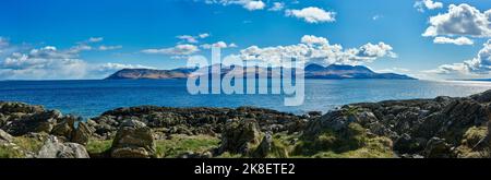 Blick von der B8001 von Skipness nach Osten, von Norden nach Süden, ein Panoramablick auf die Insel Arran über den Kilbrannan Sound. Tarbert, Argyll und Bute Stockfoto