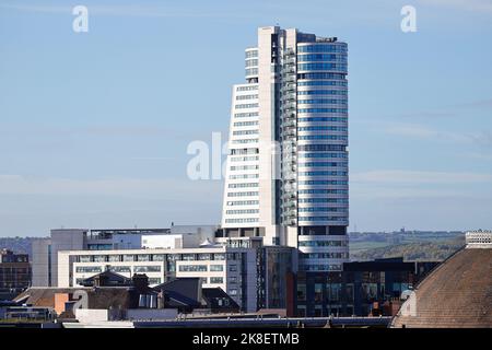 Bridgewater Place, der Dalek genannt wird, war Leeds Citys erster und höchster Skyskraper, der jetzt vom Altus House geschlagen wurde Stockfoto