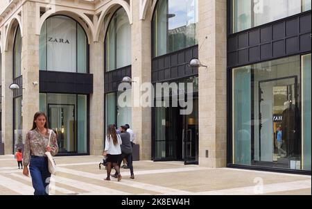 JERUSALEM, ISRAEL - 23. OKTOBER: Käufer kommen am Bekleidungsgeschäft Zara vorbei, das israelische Araber zum Boykott aufrufen und sich am 23. Oktober 2022 in Jerusalem, Israel, in der Mamilla Mall unter freiem Himmel befindet. Israelische Araber fordern einen Boykott der spanischen Modekette Zara, nachdem ihr kanadisch-israelischer Franchise-Besitzer Joey Schwebel letzte Woche den rechtsextremen Gesetzgeber Itamar Ben Gvir zu einer Wahlkampfveranstaltung eingeladen hatte. Kredit: Eddie Gerald/Alamy Live Nachrichten Stockfoto