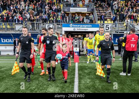 LEEUWARDEN, NIEDERLANDE - 23. OKTOBER: Schiedsrichter-Assistent Don Frijn, Schiedsrichter Jochem Kamphuis, Schiedsrichter-Assistent Thomas Krijt während des niederländischen Eredivisie-Spiels zwischen SC Cambuur und FC Twente am 23. Oktober 2022 in Leeuwarden, Niederlande (Foto: Henk Jan Dijks/ Orange Picts) Stockfoto