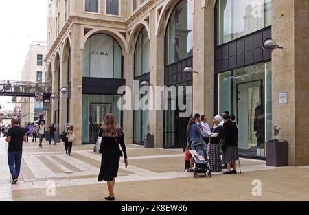 JERUSALEM, ISRAEL - 23. OKTOBER: Käufer kommen am Bekleidungsgeschäft Zara vorbei, das israelische Araber zum Boykott aufrufen und sich am 23. Oktober 2022 in Jerusalem, Israel, in der Mamilla Mall unter freiem Himmel befindet. Israelische Araber fordern einen Boykott der spanischen Modekette Zara, nachdem ihr kanadisch-israelischer Franchise-Besitzer Joey Schwebel letzte Woche den rechtsextremen Gesetzgeber Itamar Ben Gvir zu einer Wahlkampfveranstaltung eingeladen hatte. Kredit: Eddie Gerald/Alamy Live Nachrichten Stockfoto