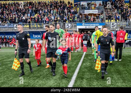 LEEUWARDEN, NIEDERLANDE - 23. OKTOBER: Schiedsrichter-Assistent Don Frijn, Schiedsrichter Jochem Kamphuis, Schiedsrichter-Assistent Thomas Krijt während des niederländischen Eredivisie-Spiels zwischen SC Cambuur und FC Twente am 23. Oktober 2022 in Leeuwarden, Niederlande (Foto: Henk Jan Dijks/ Orange Picts) Stockfoto