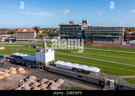 YORK, GROSSBRITANNIEN - 22. OKTOBER 2022. Eine Luftlandschaft von York Racecourse mit County Stand Grandstand und Ziellinie Stockfoto