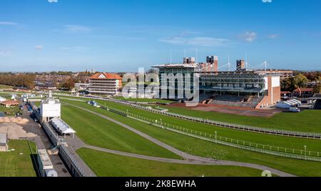 YORK, GROSSBRITANNIEN - 22. OKTOBER 2022. Eine Luftlandschaft von York Racecourse mit County Stand Grandstand und Ziellinie Stockfoto