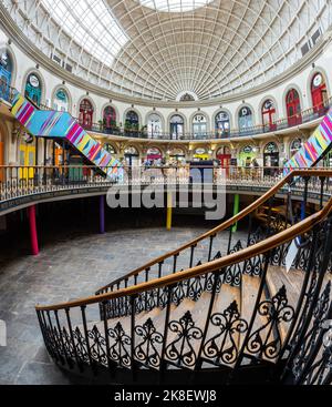 Ein architektonisches Interieur des Corn Exchange-Gebäudes in Leeds, Großbritannien, mit unabhängigen Geschäften und kunstvoller Architektur Stockfoto