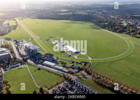 YORK, GROSSBRITANNIEN - 22. OKTOBER 2022. Eine Luftlandschaft von York Racecourse mit County Stand Grandstand und Ziellinie Stockfoto