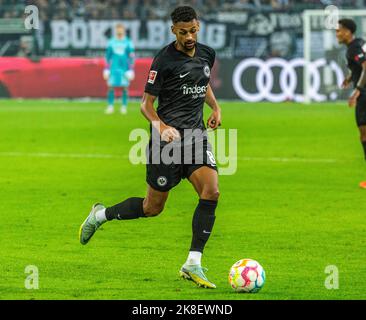 Sport, Fußball, Bundesliga, 2022/2023, Borussia Mönchengladbach gegen SG Eintracht Frankfurt 1-3, Stadion Borussia Park, Spielort, Djibril Sow (SGE) im Ballbesitz, DFL-VORSCHRIFTEN VERBIETEN DIE VERWENDUNG VON FOTOS ALS BILDSEQUENZEN UND/ODER QUASI-VIDEO Stockfoto