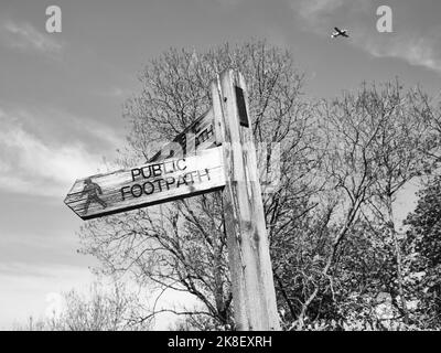 Öffentlicher Fußweg Holzschild auf dem Land Stockfoto