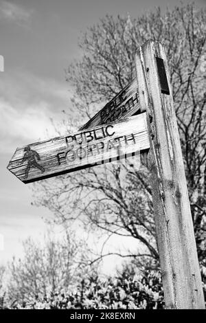 Öffentlicher Fußweg Holzschild auf dem Land Stockfoto