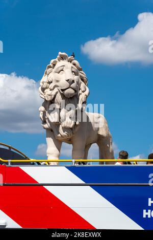 Die Statue des South Bank Lion vor der County Hall, die Sitz des Londoner County Council auf der South Bank, Lambeth, London, Großbritannien war. Britischer Reisebus Stockfoto
