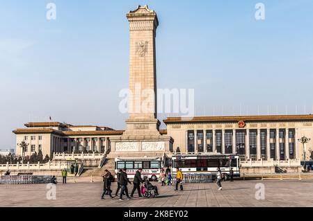 Peking, China - 17. Januar 2020: Denkmal für die Volkshelden auf dem Platz des Himmlischen Friedens, das als Nationaldenkmal Chinas für die Märtyrer der Revolutio errichtet wurde Stockfoto