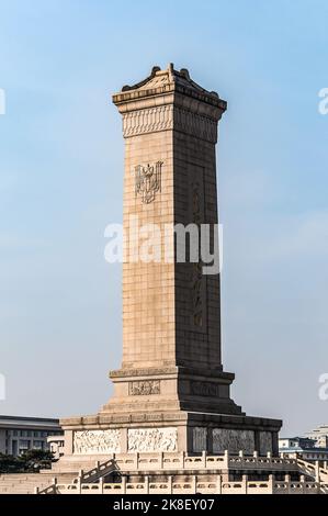 Peking, China - 17. Januar 2020: Denkmal für die Volkshelden auf dem Platz des Himmlischen Friedens, das als Nationaldenkmal Chinas für die Märtyrer der Revolutio errichtet wurde Stockfoto