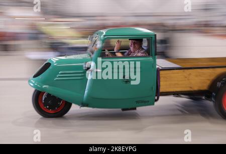 Halle, Deutschland. 23. Oktober 2022. Ein dreirädriger Van vom Typ Tempo aus dem Jahr 1936 fährt durch eine Messehalle. Am Wochenende fand dort die Oldtema Halle 2022 statt, ein Teilemarkt für alte Automobile und Motorräder. Kredit: Sebastian Willnow/dpa/Alamy Live Nachrichten Stockfoto