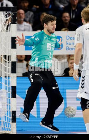 Kiel, Deutschland. 23. Oktober 2022. Handball: Bundesliga, THW Kiel - Rhein-Neckar Löwen, Matchday 8, Wunderino Arena. Kieler Torhüter Niklas Landin rettet einen Ball. Quelle: Frank Molter/dpa/Alamy Live News Stockfoto