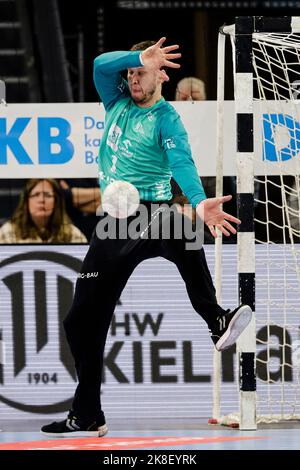 Kiel, Deutschland. 23. Oktober 2022. Handball: Bundesliga, THW Kiel - Rhein-Neckar Löwen, Matchday 8, Wunderino Arena. Kiels Torhüter Niklas Landin rettet einen Ball. Quelle: Frank Molter/dpa/Alamy Live News Stockfoto