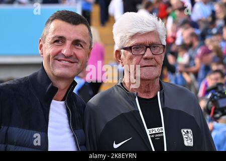 München, Deutschland. 23. Oktober 2022. Fußball: Sagenspiel FC Bayern München - TSV 1860 München, Olympiastadion, 50.-jähriges Jubiläum Olympiapark München. Michael Köllner (l.), Trainer des zweiten Divisionsteams TSV 1860 München, steht vor dem Spiel neben Werner Lorant, Trainer des TSV-Legenden-Teams zusammen. Kredit: Lennart Preiss/dpa/Alamy Live Nachrichten Stockfoto