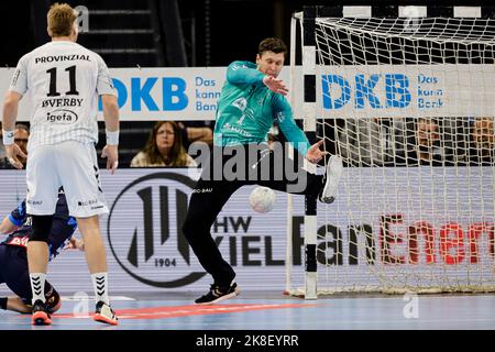 Kiel, Deutschland. 23. Oktober 2022. Handball: Bundesliga, THW Kiel - Rhein-Neckar Löwen, Matchday 8, Wunderino Arena. Kiels Torhüter Niklas Landin rettet einen Ball. Quelle: Frank Molter/dpa/Alamy Live News Stockfoto