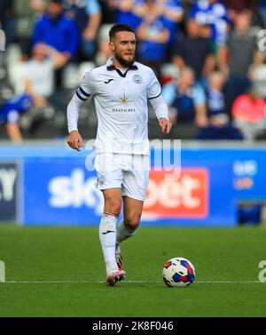 Swansea, Wales, Großbritannien. 23.. Oktober 2022; Swansea.com Stadion, Swansea, Wales; Championship Football, Swansea gegen Cardiff; Matt Grimes von Swansea City bringt den Ball nach vorne Kredit: Action Plus Sports Images/Alamy Live News Kredit: Action Plus Sports Images/Alamy Live News Stockfoto