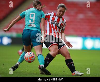 Sheffield, Großbritannien. 23. Oktober 2022. Ella Pusey aus Southampton wurde von Maddy Cusack aus Sheffield Utd während des Spiels der FA Women's Championship in Bramall Lane, Sheffield, angegangen. Bildnachweis sollte lauten: Simon Bellis/Sportimage Kredit: Sportimage/Alamy Live News Stockfoto