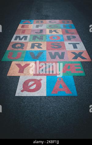 Norwegisches Alphabet auf dem Bürgersteig - ÆØÅ sind einzigartige norwegische Buchstaben Stockfoto